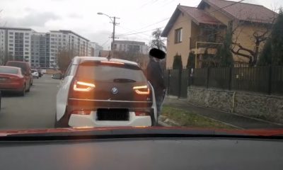 Cluj:  Bărbat surprins urinând pe stradă. S-a dat jos din mașină și și-a făcut nevoile lângă ușă FOTO
