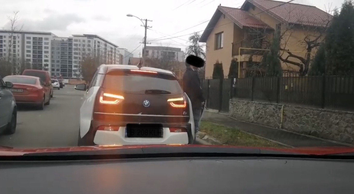 Cluj:  Bărbat surprins urinând pe stradă. S-a dat jos din mașină și și-a făcut nevoile lângă ușă FOTO