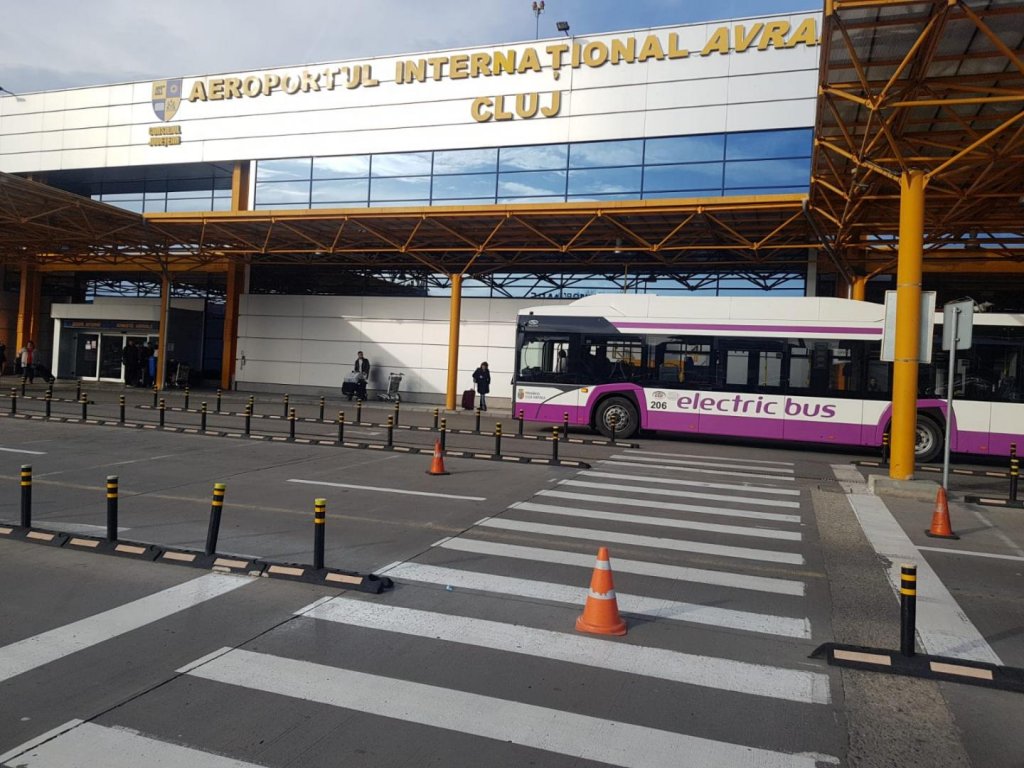 Licențe retrase de la taximetriștii de la aeroportul Cluj. Boc: "Nu era admisibil să fie acea junglă acolo". Autobuzul public la terminal, în analiză
