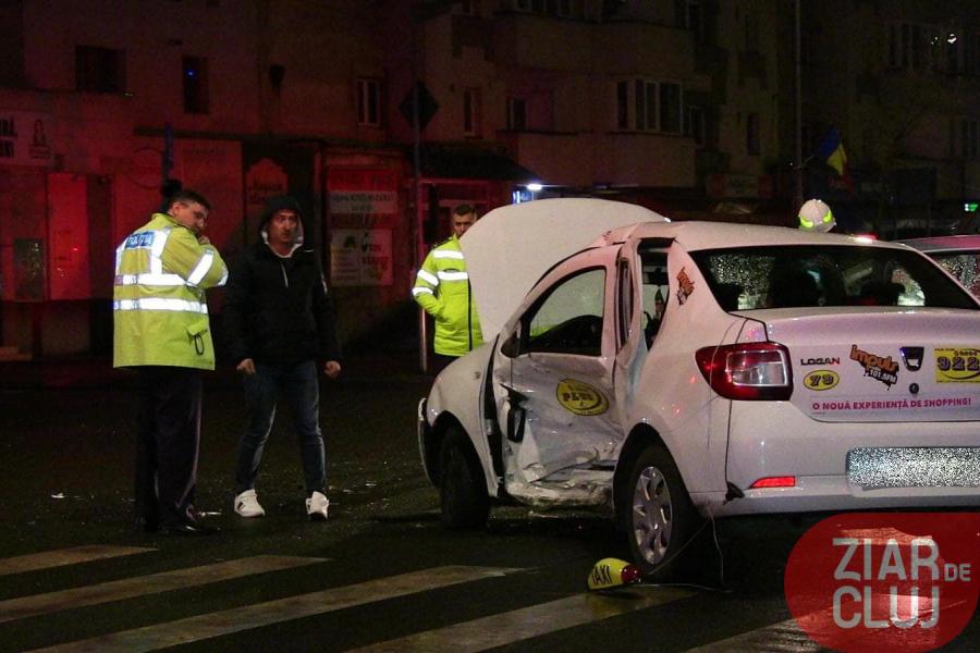 Un TAXI s-a făcut praf pe Calea Florești, după ce a fost lovit de o mașină care a trecut pe roșu