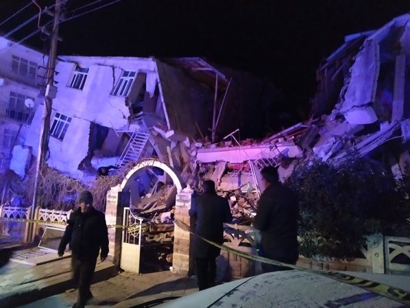 20 morţi şi peste 900 de răniţi în urma cutremurului din estul Turciei
