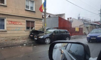 Accident cu două mașini pe București. Cea mare s-a făcut acordeon între un stâlp și o casă