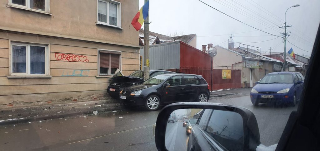 Accident cu două mașini pe București. Cea mare s-a făcut acordeon între un stâlp și o casă