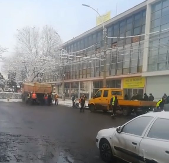 Asfaltare pe zăpadă, într-o piață din Cluj: "Am sunat la primărie să fac o sesizare și m-au pasat la 3 persoane"