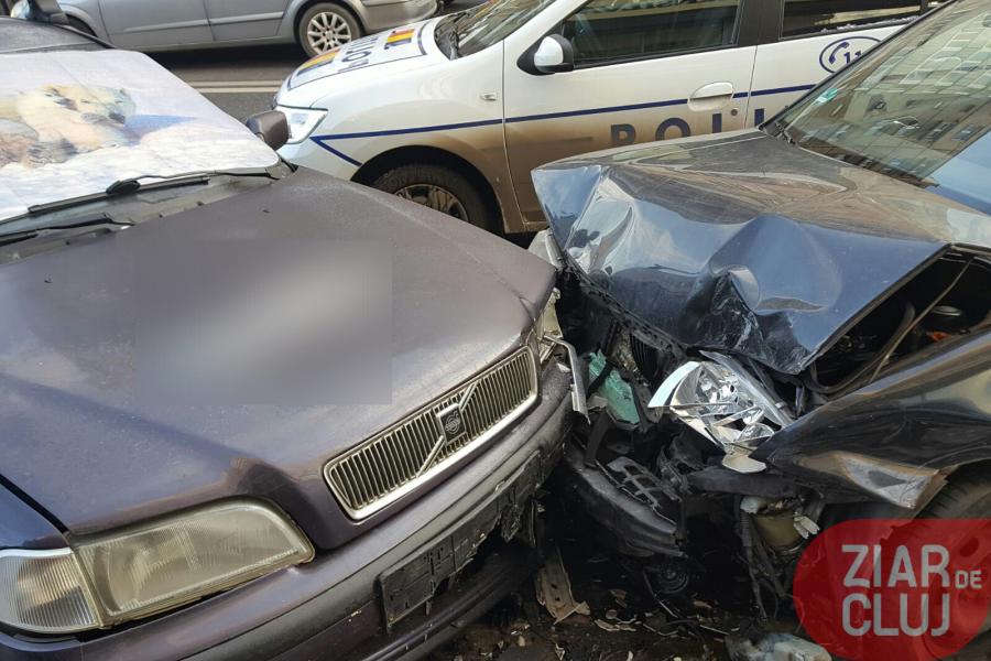 Cinci mașini au fost avariate într-un accident provocat de un șofer căruia i s-a făcut rău