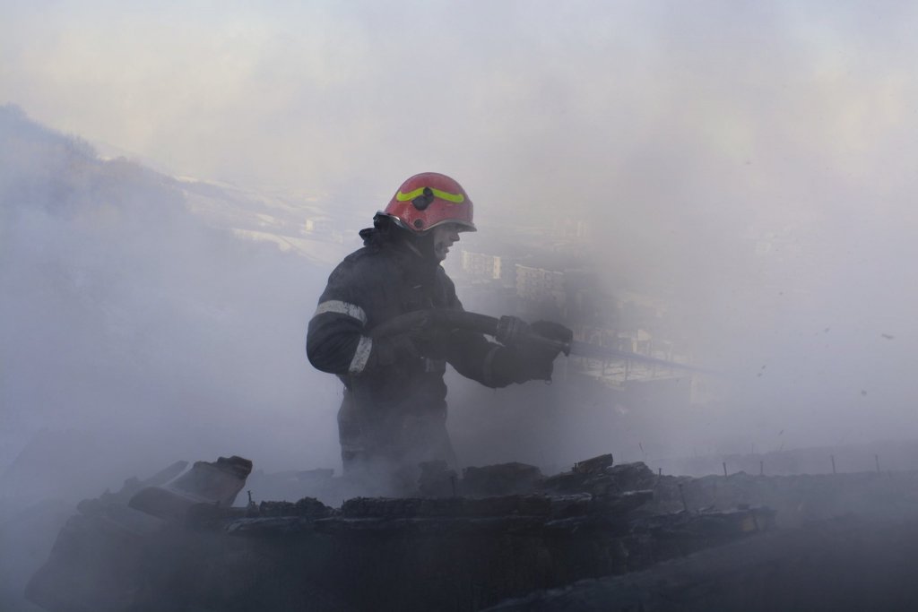 Filmul intervenției la incendiul din Florești. Un echipaj SMURD, la fața locului, înainte de a fi alertat/Pompierii, în 5 minute
