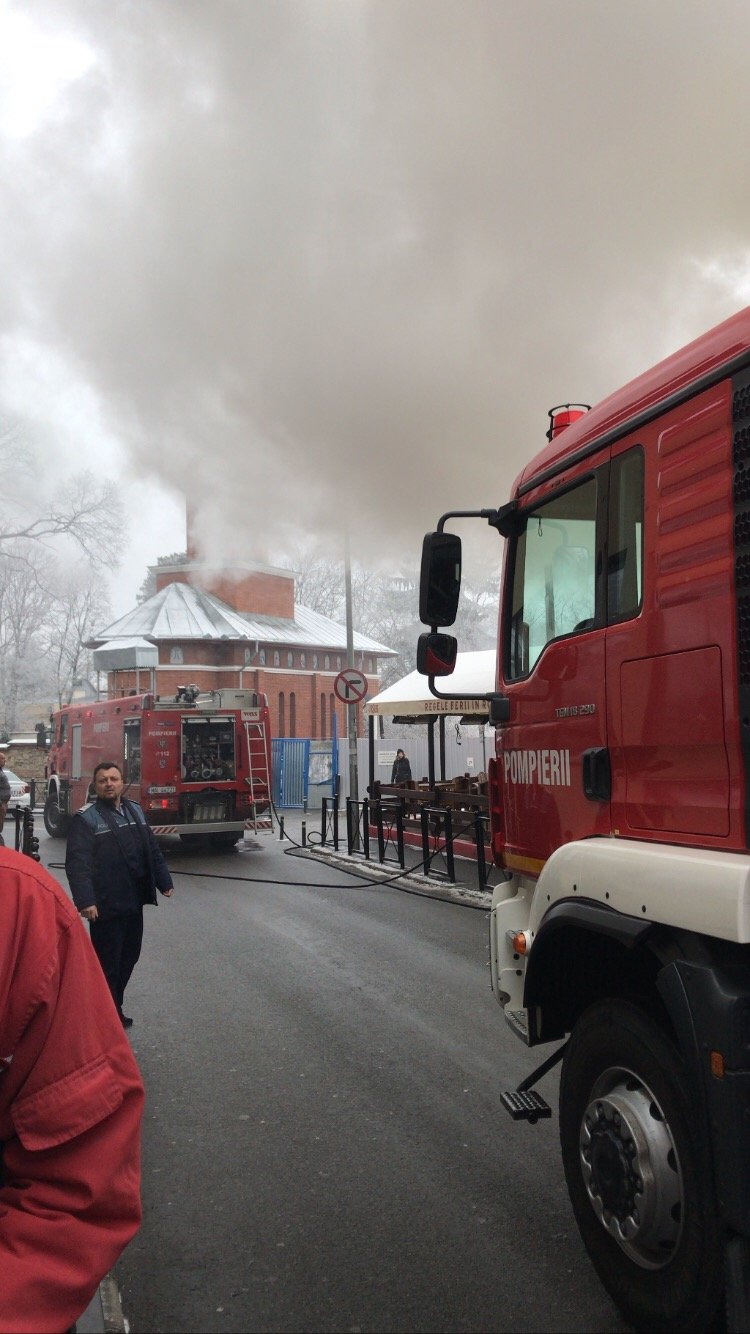 Incendiu la un local din Hasdeu. Strada este blocată