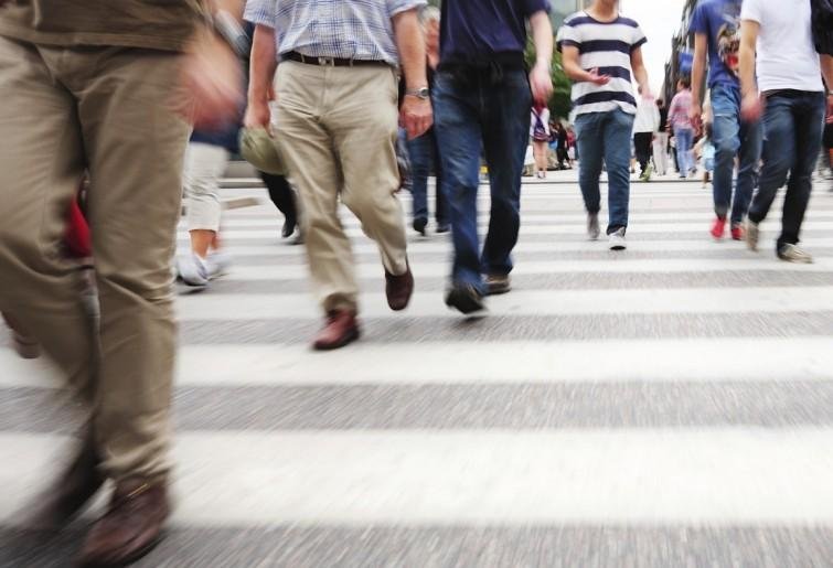 Mersul pe jos cu 15 minute în plus pe zi ar putea stimula economia mondială