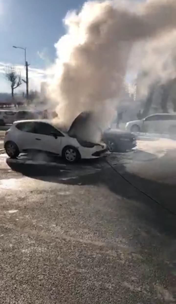 O mașină a luat foc într-o parcare din Grigorescu