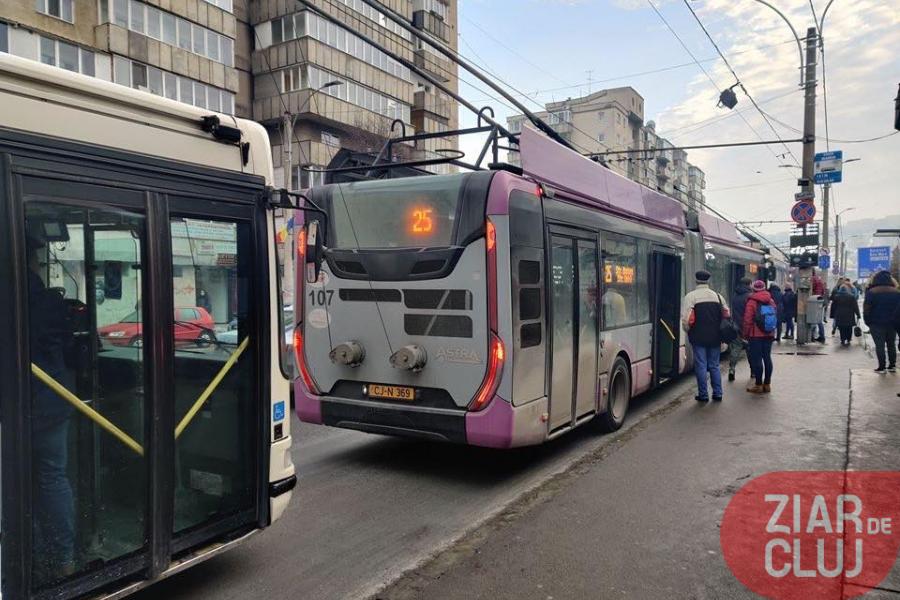 Transport blocat în Mănăștur. Un troleibuz s-a prins în firele de curent - VIDEO