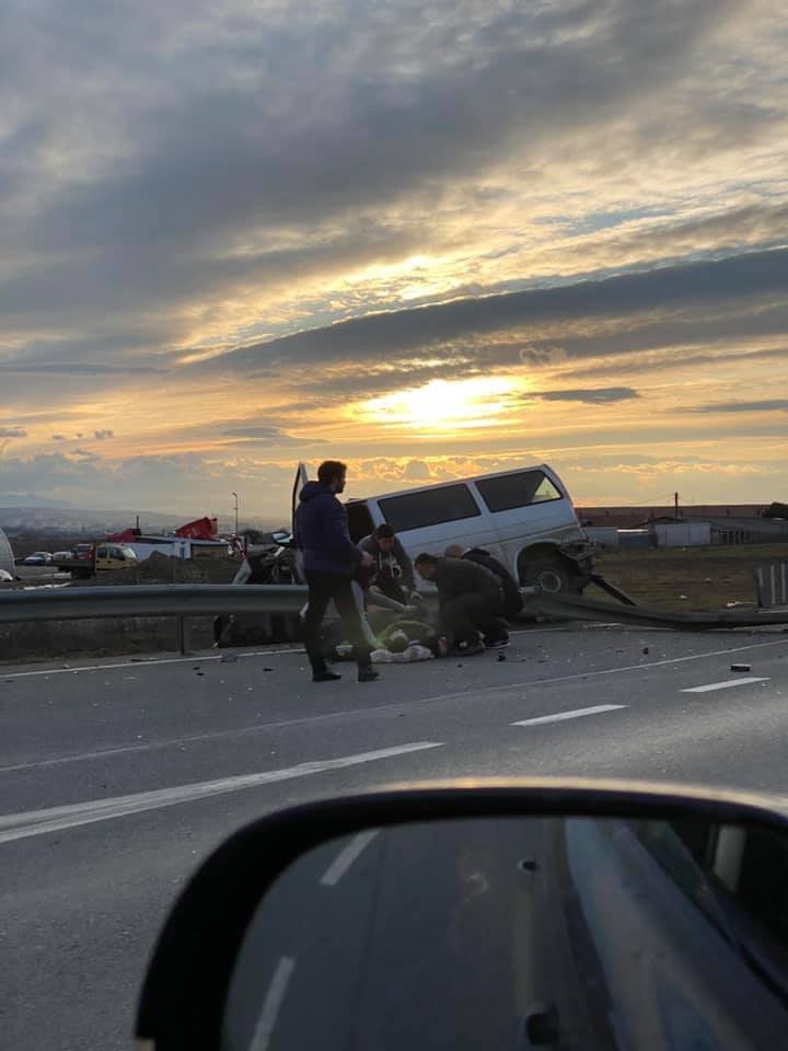 Accident Cluj. Dubă azvârlită peste parapet/ Șoferul rănit, întins pe asfalt