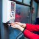 Autobuzele dintr-un oraș din Cluj au dispensere cu dezinfectanţi pentru mâini