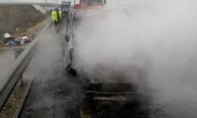 Foc pe autostradă! O mașină s-a făcut scrum lângă Turda