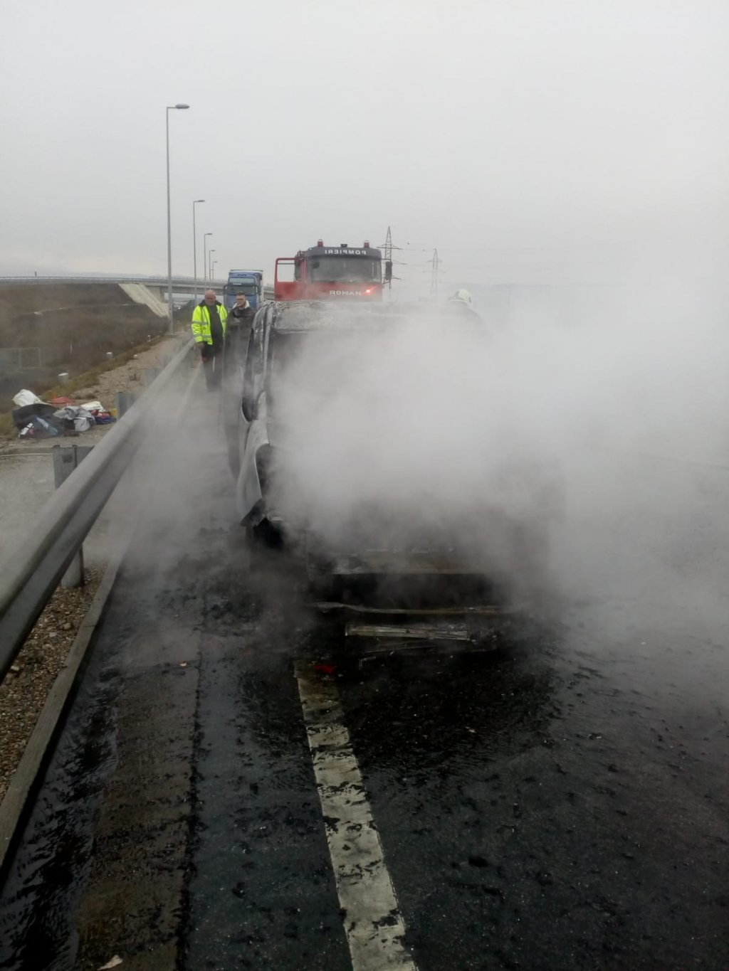Foc pe autostradă! O mașină s-a făcut scrum lângă Turda