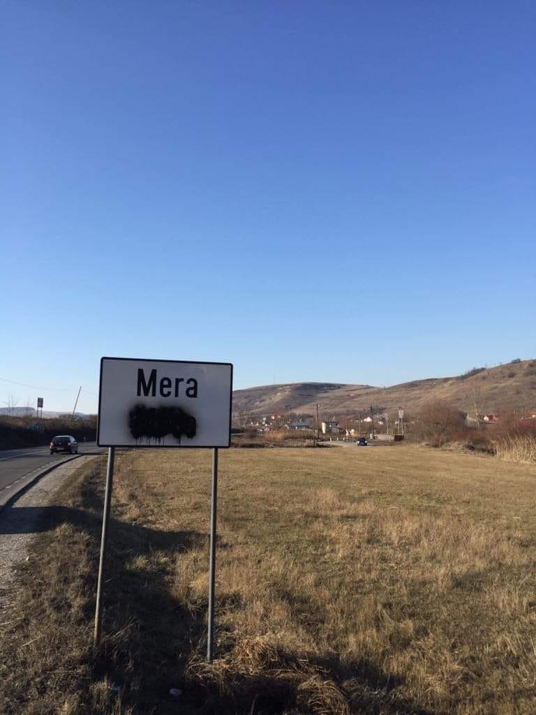 Plăcuţe în limba maghiară, vandalizate într-un sat din Cluj