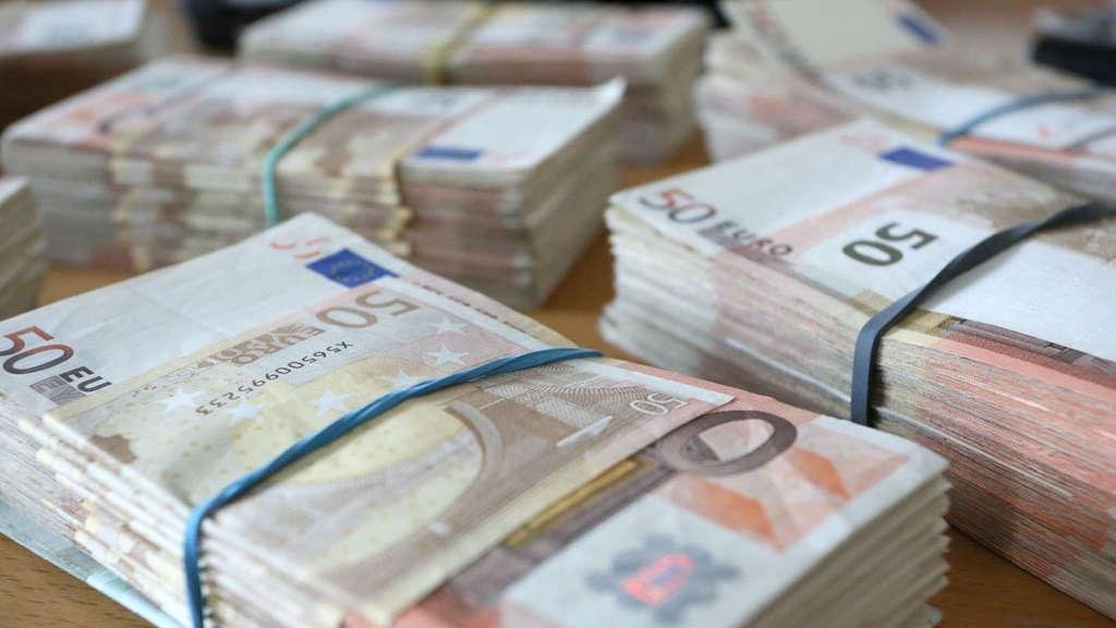Tranzacții cu bani falși la Cluj. Două persoane au fost reținute