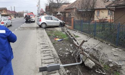 Accident Cluj: A adormit la volan și s-a trezit că a dat jos un stâlp și a rupt un gard
