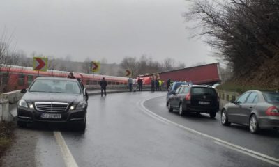 Accident între un TIR și un autotren. TIR-ul a ajuns pe linia ferată, fiind lovit de trenul Cluj-Oradea. Două persone, îngrijiri medicale