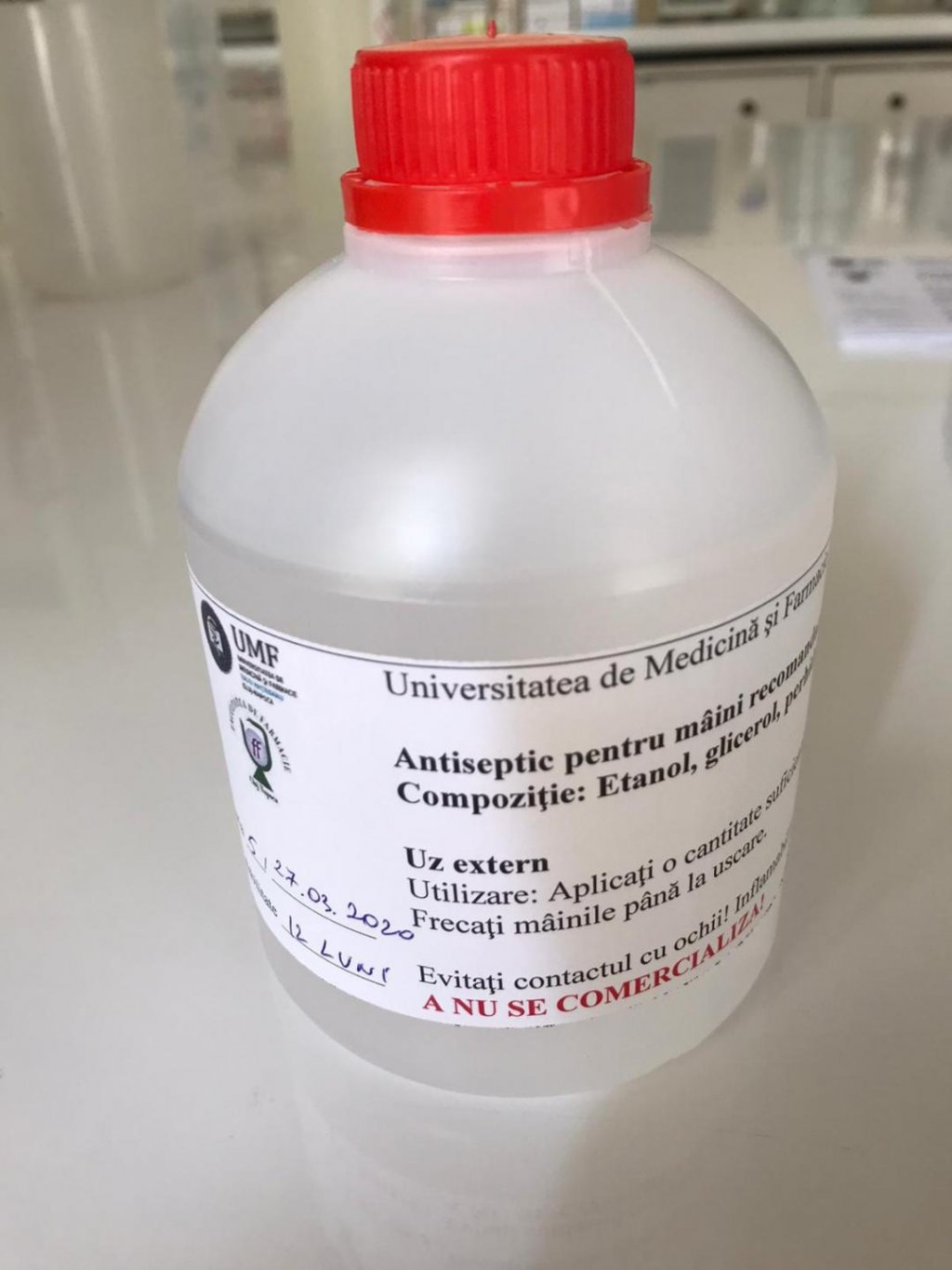 Facultatea de Farmacie din Cluj produce dezinfectant pentru mâini pentru medicii din spitale