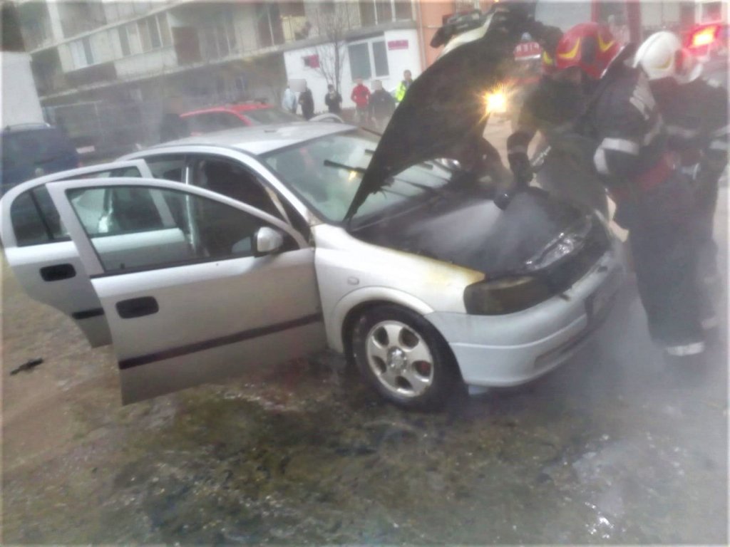 O mașină a luat foc lângă o conductă de gaz, în apropierea unui bloc din Florești