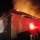Incendiu puternic dis-de-dimineață la Cluj. Un bărbat a fost transportat la spital
