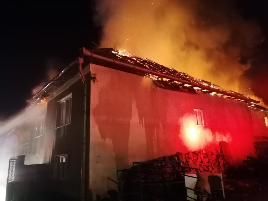 Incendiu puternic dis-de-dimineață la Cluj. Un bărbat a fost transportat la spital