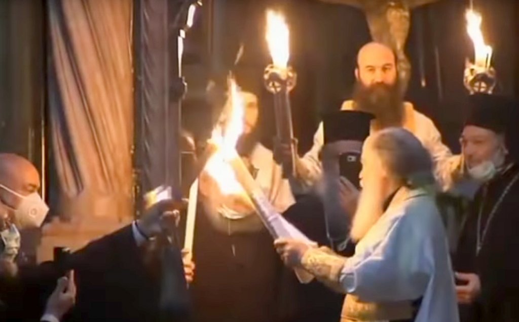 Mai mulţi credincioşi din Ierusalim au ignorat restricţiile anti COVID-19 pentru a primi Lumina Sfântă