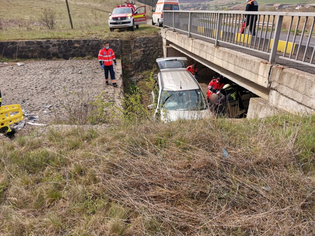 Maşină căzută de pe un pod. Doi răniţi