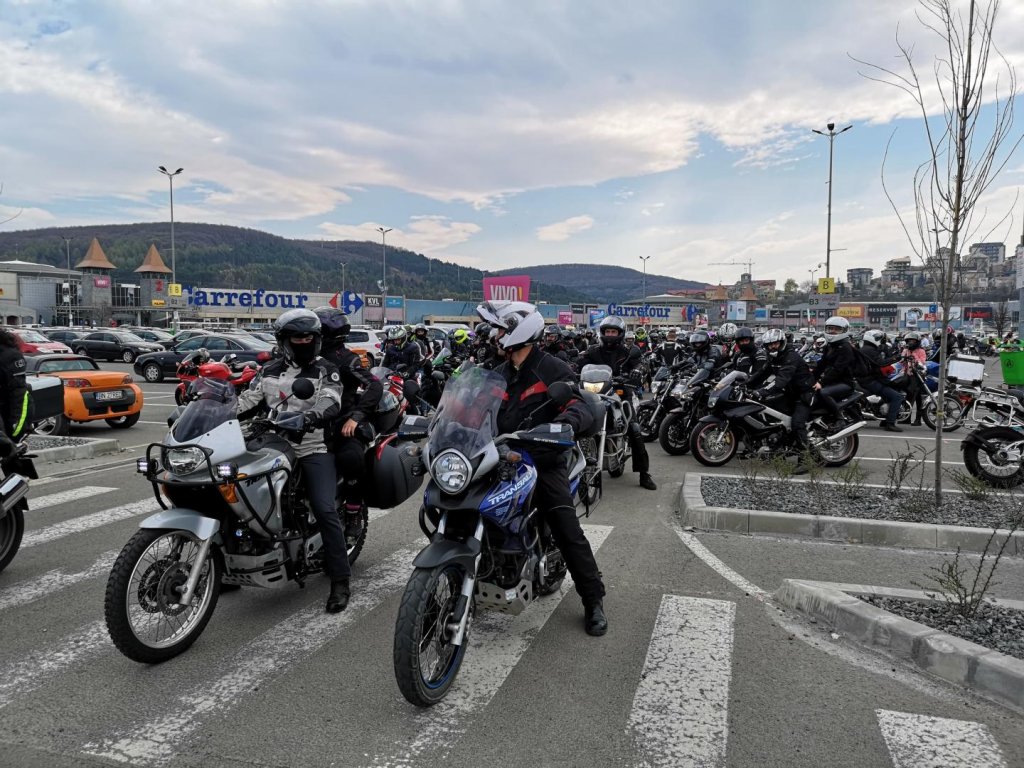 Peste 100 de motocicliști din Cluj livrează gratuit medicamente celor care au nevoie