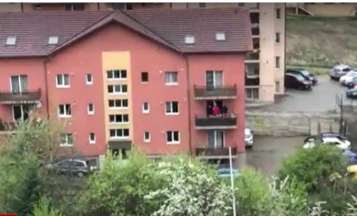 Un tânar clujean a încercat duminică să ridice moralul vecinilor din ntr-un cartier din Cluj