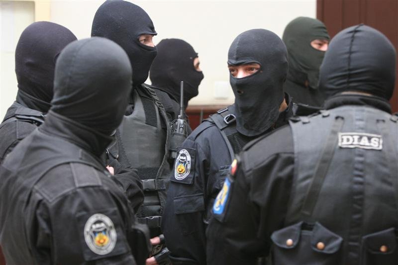 6 arestări în dosarul ”Proxenți la Dej”. Au făcut 1 milion de euro de pe spatele fetelor scoase la produs