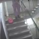 Cu mopul și pe jos, și pe balustradă! Cum se face curăţenie într-un bloc din Cluj