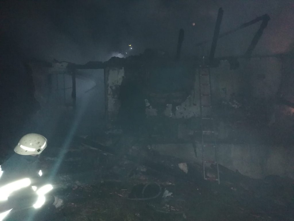 Incendiu la o casă din Moldovenești. O femeie a ajuns la spital