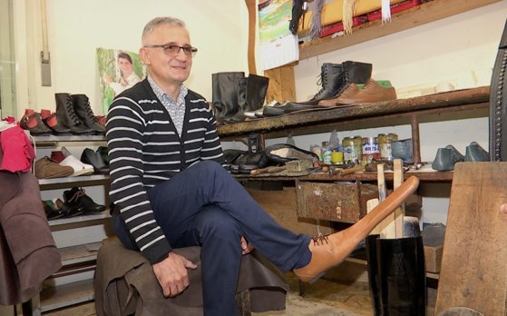 Pantofi de ”distanţare socială” făcuți lângă Cluj