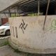 Zvastica şi mesaje de extremă dreapta desenate pe pereţii mai multor blocuri din Cluj. Poliţia a deschis dosar penal