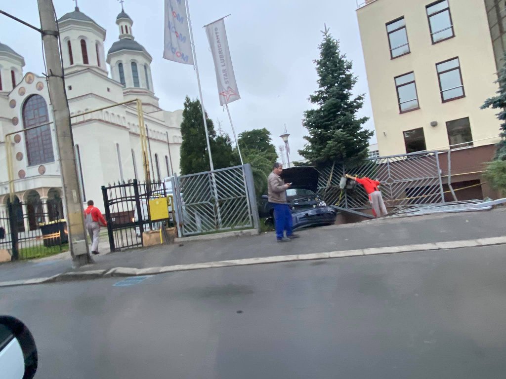 Cluj: Accident pe Traian Vuia. A rupt gardul și a "parcat" în curtea bisericii