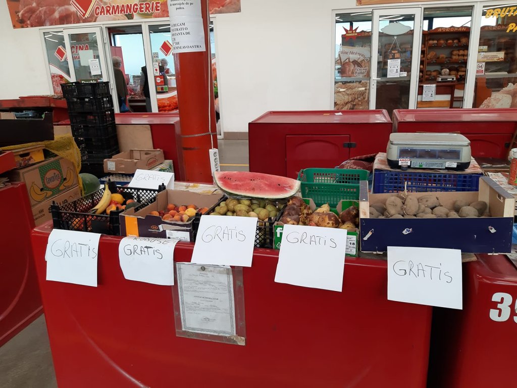 Gest de omenie. Fructe și legume gratis, pe tarabele unei piețe din Cluj