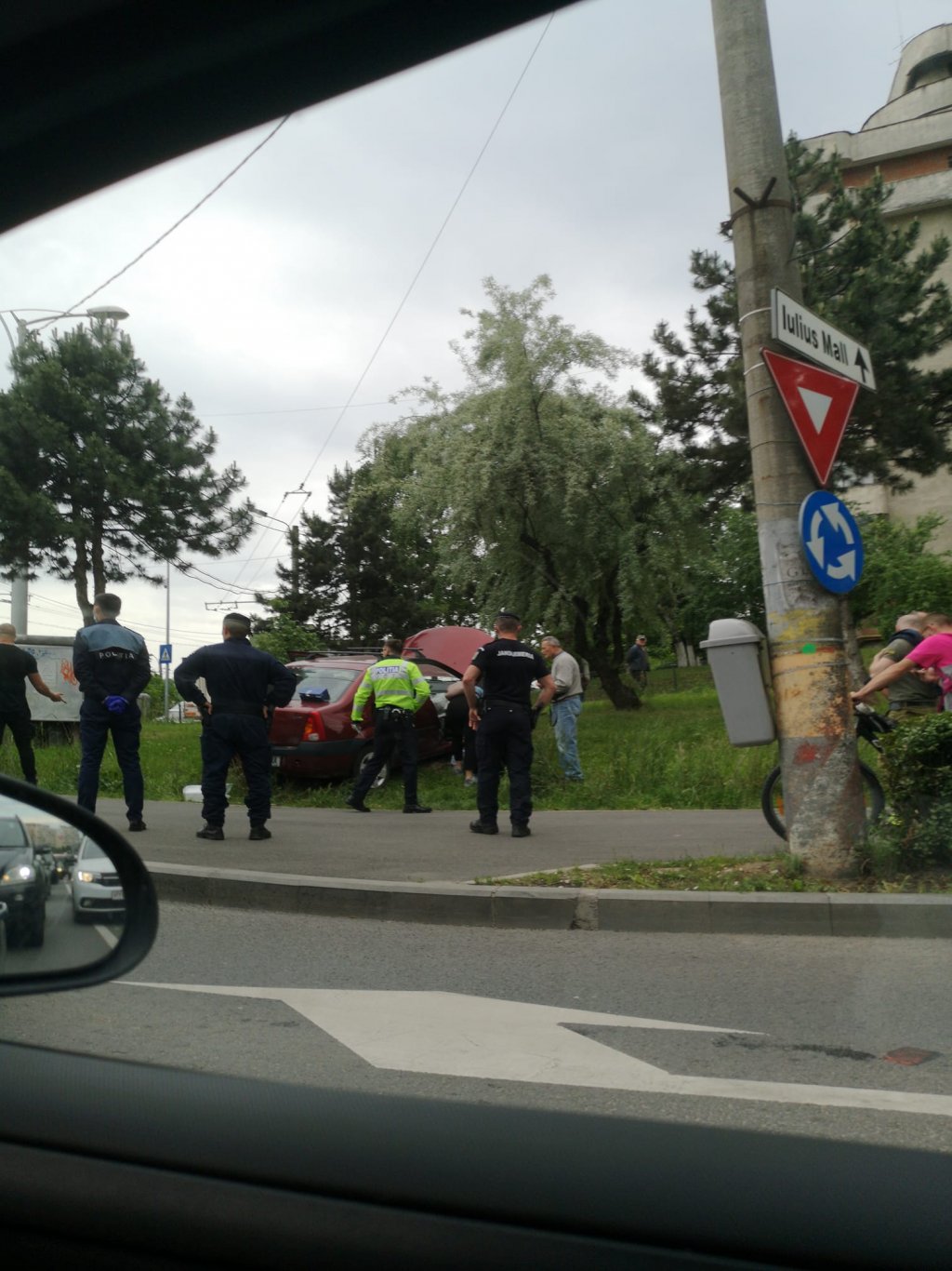Ieșire în decor, în sensul giratoriu de pe Calea Mănăștur / Două persoane rănite