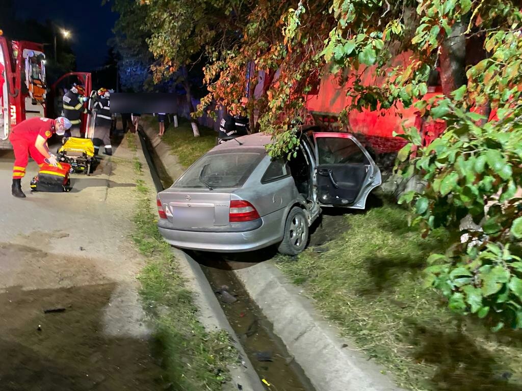 Impact violent între o mașină și o dubă lângă Cluj. Trei persoane rănite grav