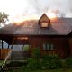 Incendiu la o casă de vacanță din Cluj. A fost lovită de fulger