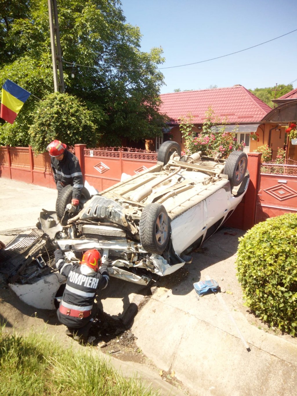 Accident lângă Cluj. S-a dat peste cap cu mașina și s-a oprit în gardul unei case