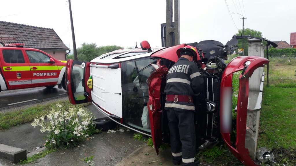 Alte două mașini răsturnate la Cluj. Două femei au fost rănite