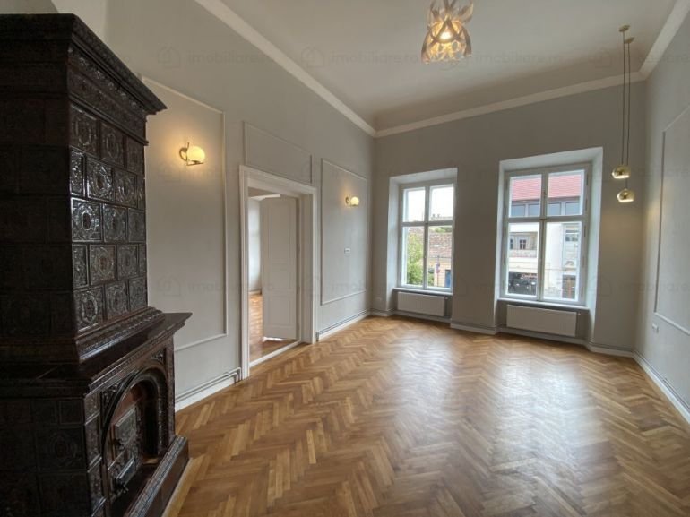Cum arată apartamentul de lux al clujeanul Sergiu Biris, devenit celebru pentru Trilulilu. Îl oferă spre închiriere cu 1.900 de euro