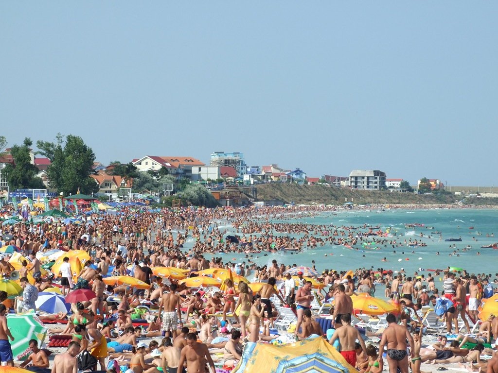 Litoral în pandemie: Plajele patriei gem de turişti, mai mulţi față de anii trecuți