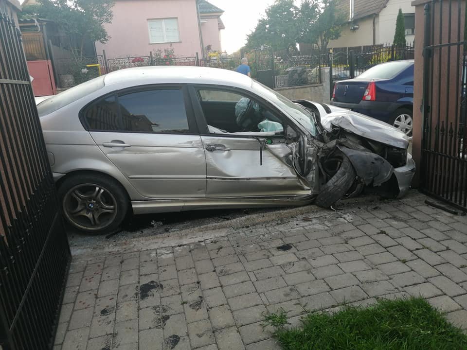 Mașină înfiptă într-o poartă, pe o stradă din Cluj. Șoferul și pasagerul au dispărut