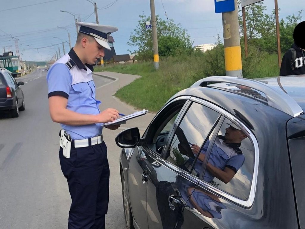 Tupeu maxim! Clujean prins dând ture prin oraș, fără permis și cu o mașină furată