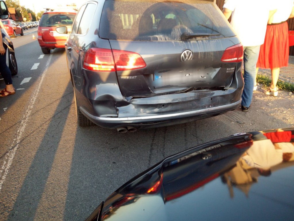 4 maşini, implicate într-un accident la Gilău. 2 persoane au ajuns la spital