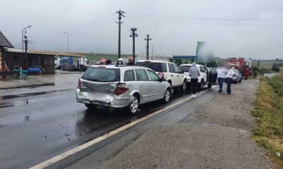 Cinci maşini, implicate într-un accident la intrarea pe Autostrada A3. Două persoane au primit îngrijiri medicale
