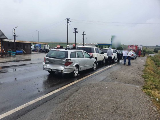 Cinci maşini, implicate într-un accident la intrarea pe Autostrada A3. Două persoane au primit îngrijiri medicale
