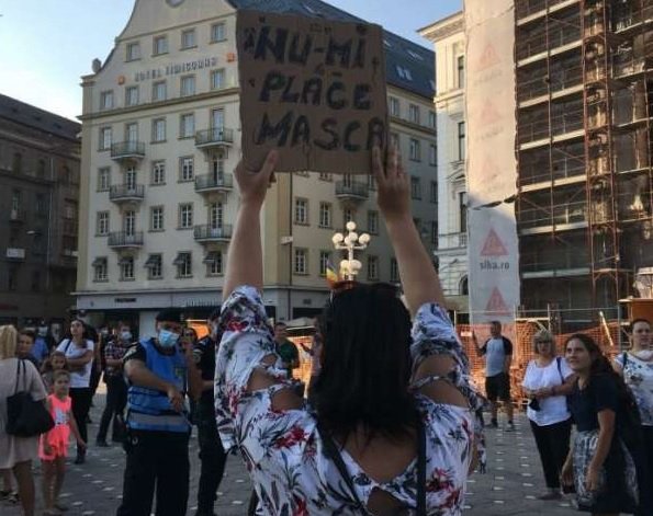 Proteste cu zeci de persoane la Cluj și în alte orașe mari împotriva obligativităţii purtării măştii de protecţie în şcoli